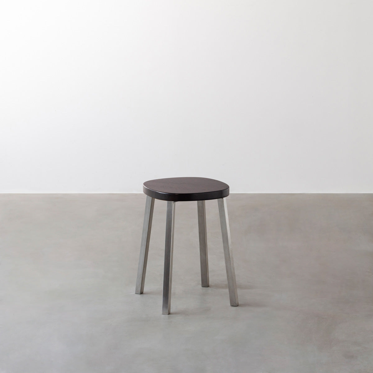 KANADEMONOのラバーウッド ブラックブラウンSquircle座面とステンレスのSlant Bar脚を合わせたシンプルモダンなスツール