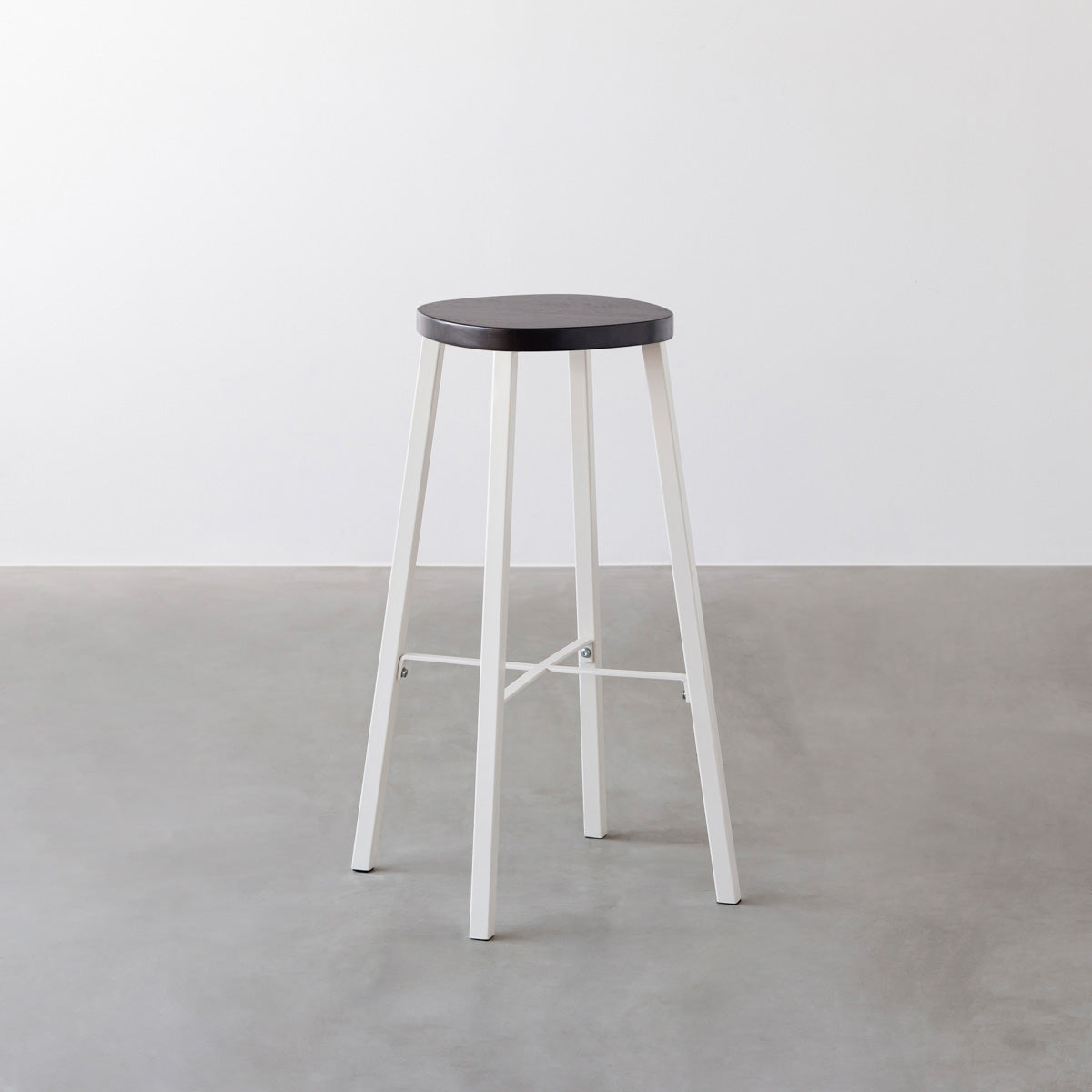 KANADEMONOのラバーウッド ブラックブラウンSquircle座面とホワイトのSlant Bar脚を合わせたシンプルモダンなハイスツール