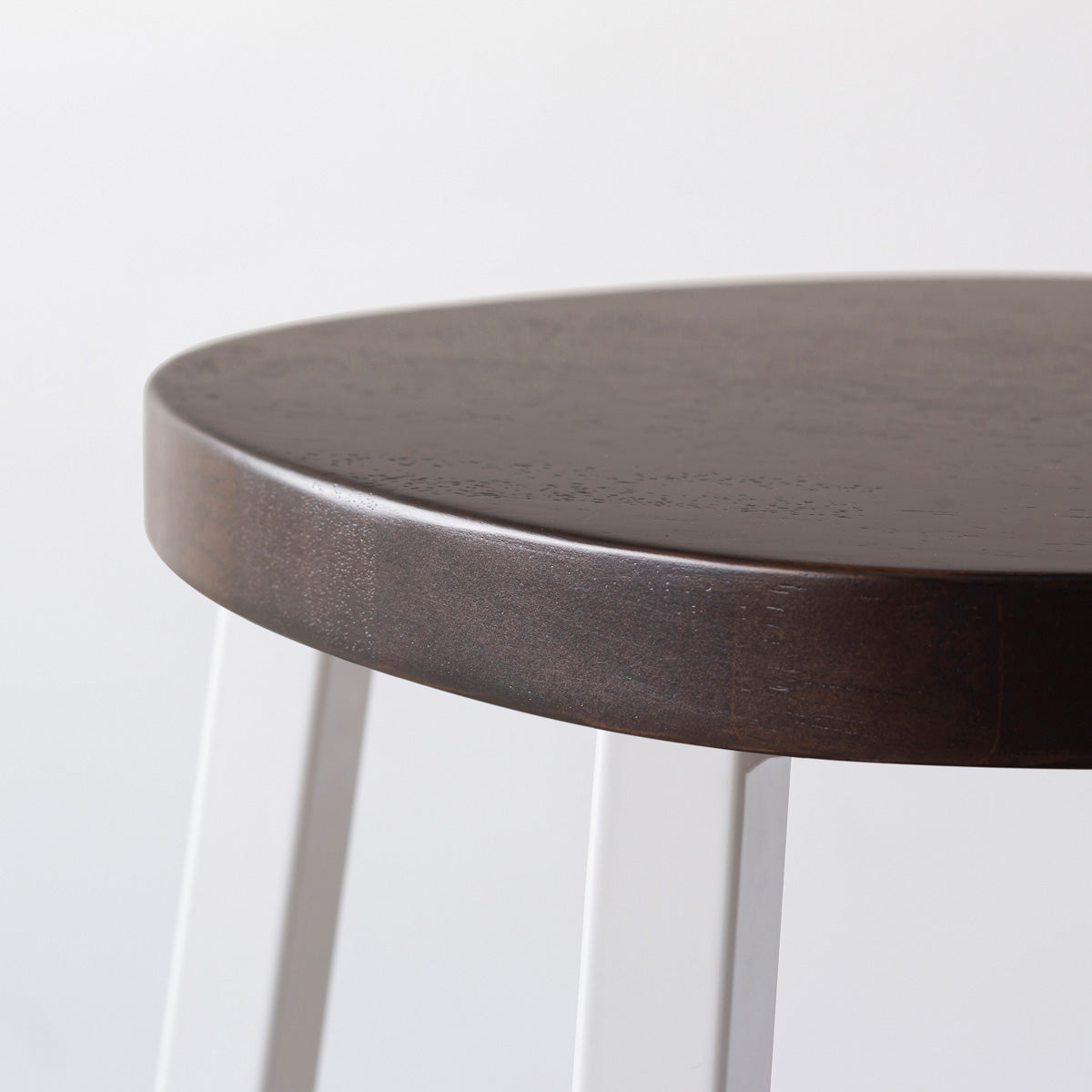 KANADEMONOのラバーウッド ブラックブラウンSquircle座面とホワイトのSlant Bar脚を合わせたシンプルモダンなハイスツール（座面側面）