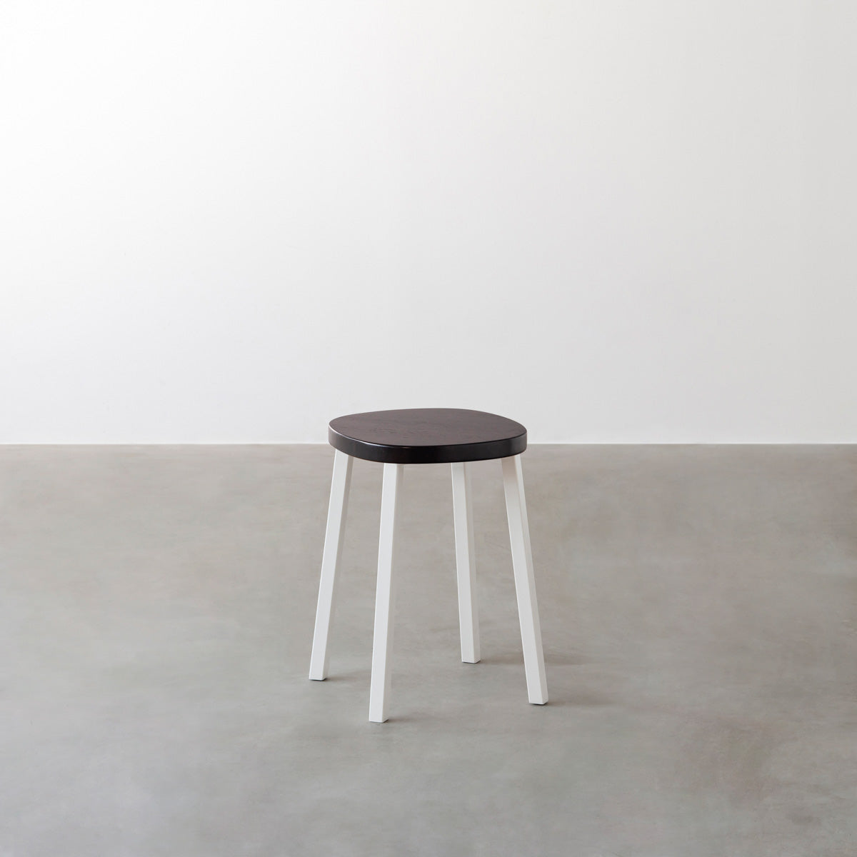 KANADEMONOのラバーウッド ブラックブラウンSquircle座面とホワイトのSlant Bar脚を合わせたシンプルモダンなスツール