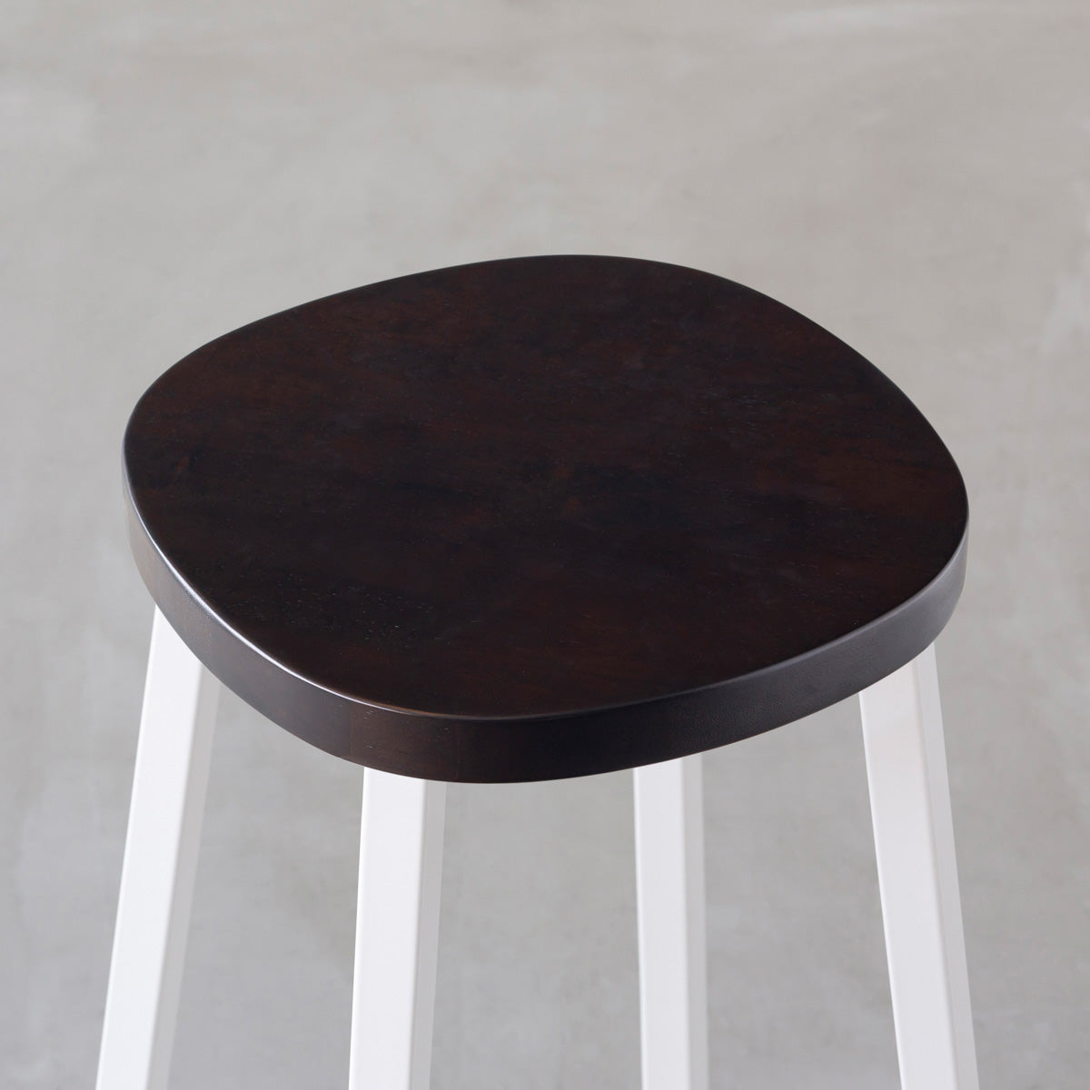 KANADEMONOのラバーウッド ブラックブラウンSquircle座面とホワイトのSlant Bar脚を合わせたシンプルモダンなスツール（座面）