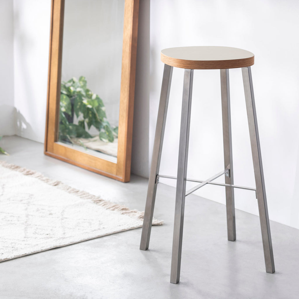KanademonoのリノリウムMushroom Round座面とステンレスのSlant_Bar脚を合わせたシンプルモダンなHighスツール（使用例）