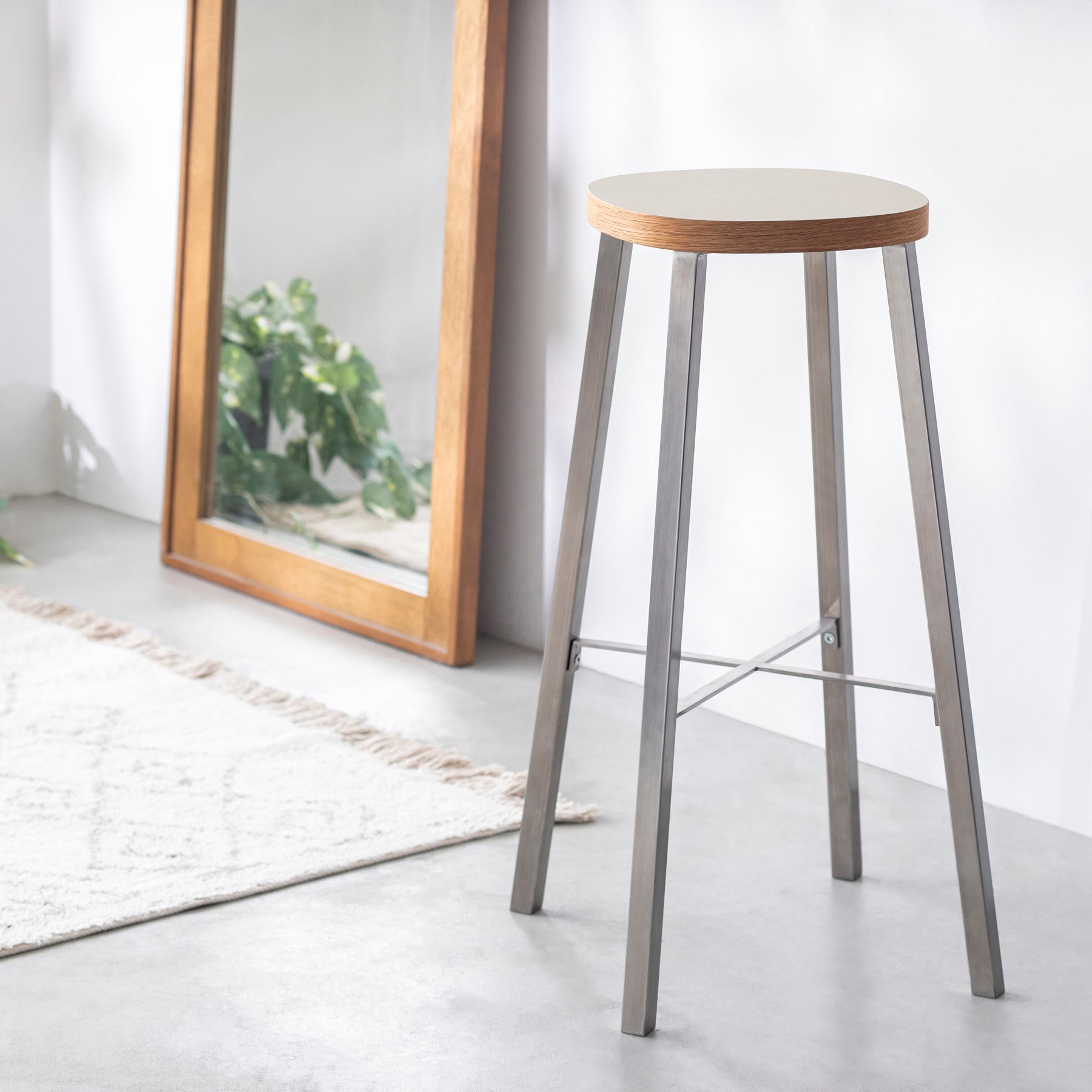 KanademonoのリノリウムMushroom Round座面とステンレスのSlant_Bar脚を合わせたシンプルモダンなHighスツール（使用例）