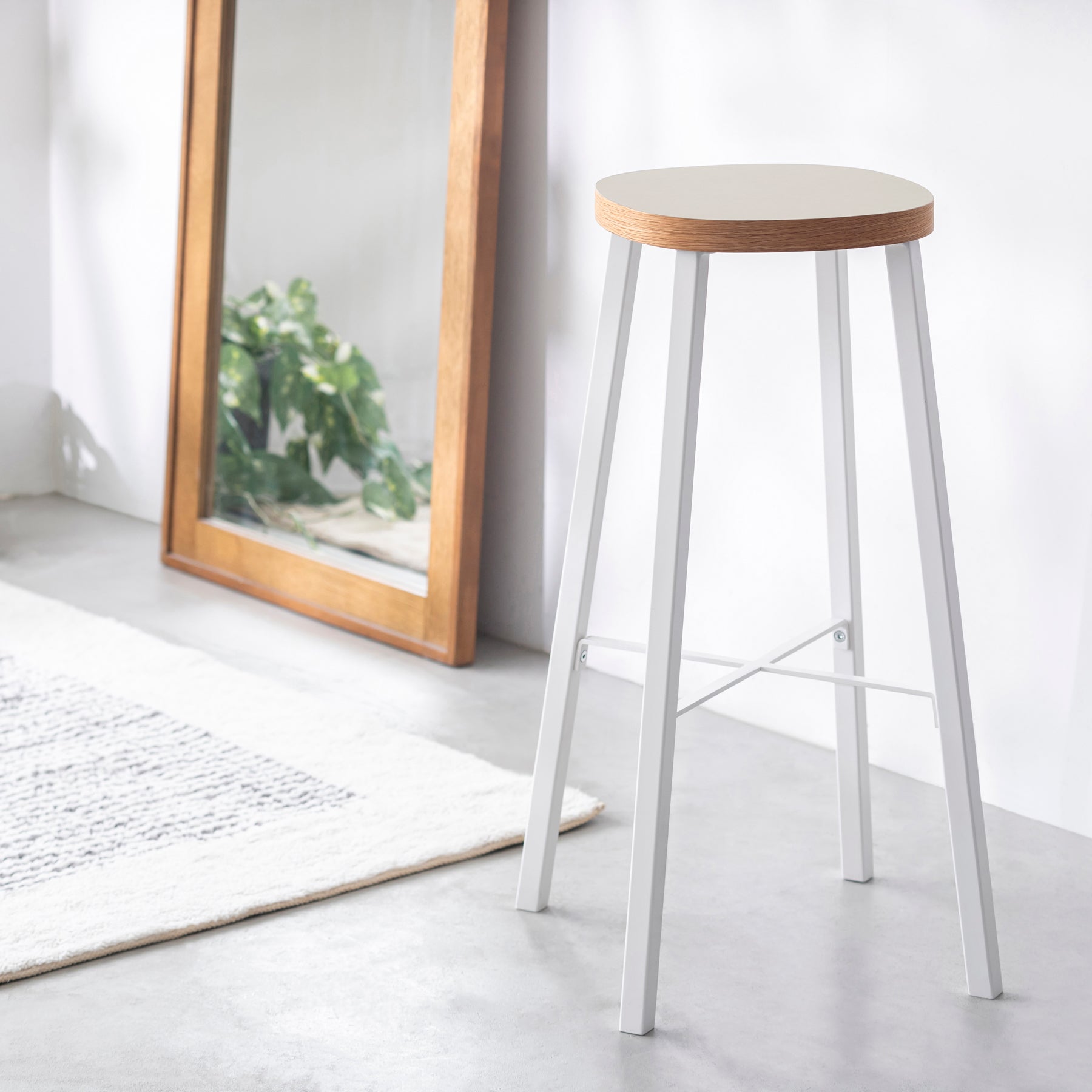 KanademonoのリノリウムMushroom Squircle座面とホワイトのSlant_Bar脚を合わせたシンプルモダンなHighスツール（使用例）