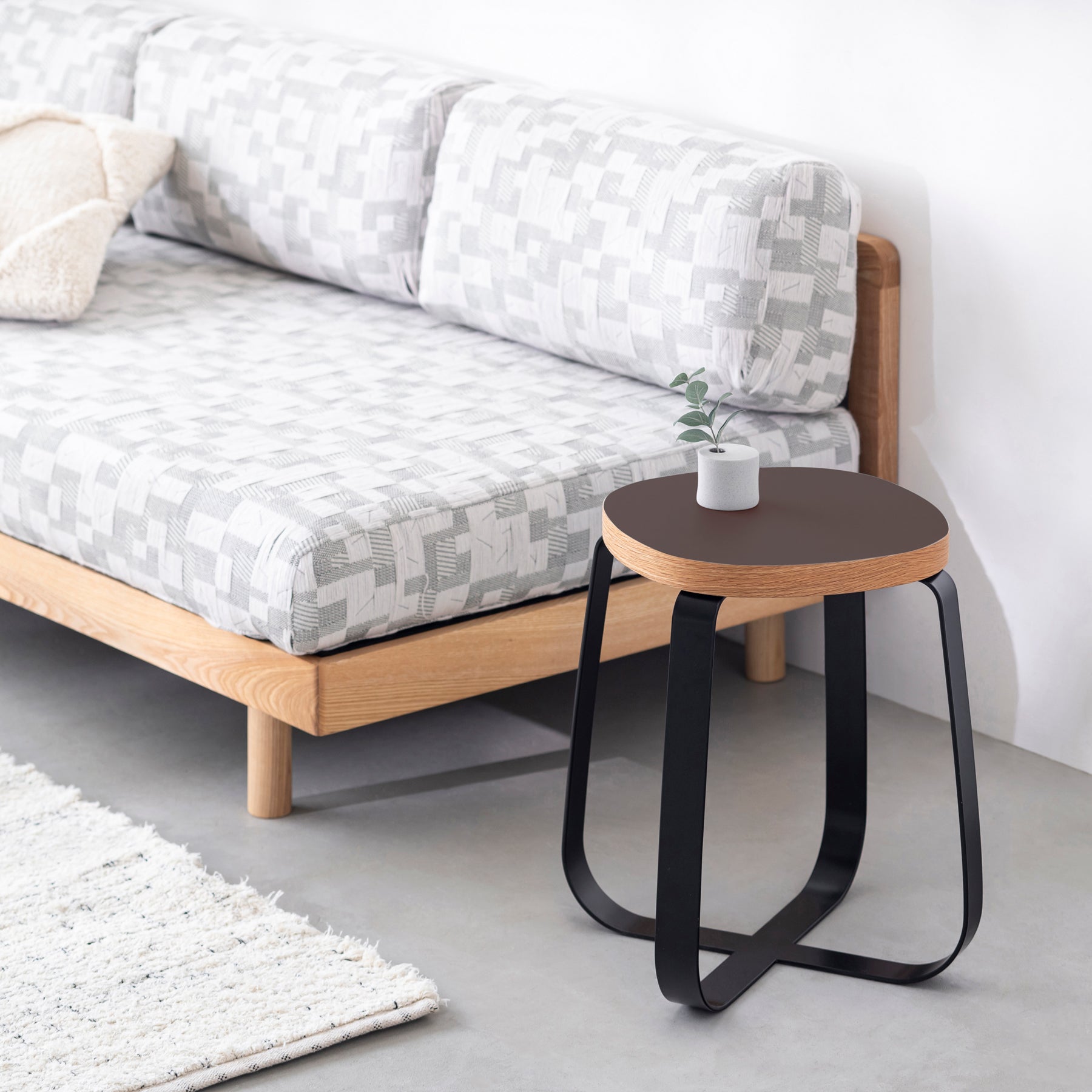 KanademonoのリノリウムMauve Round座面とブラックのCross Plate脚を合わせたシンプルモダンなスツール（使用例）