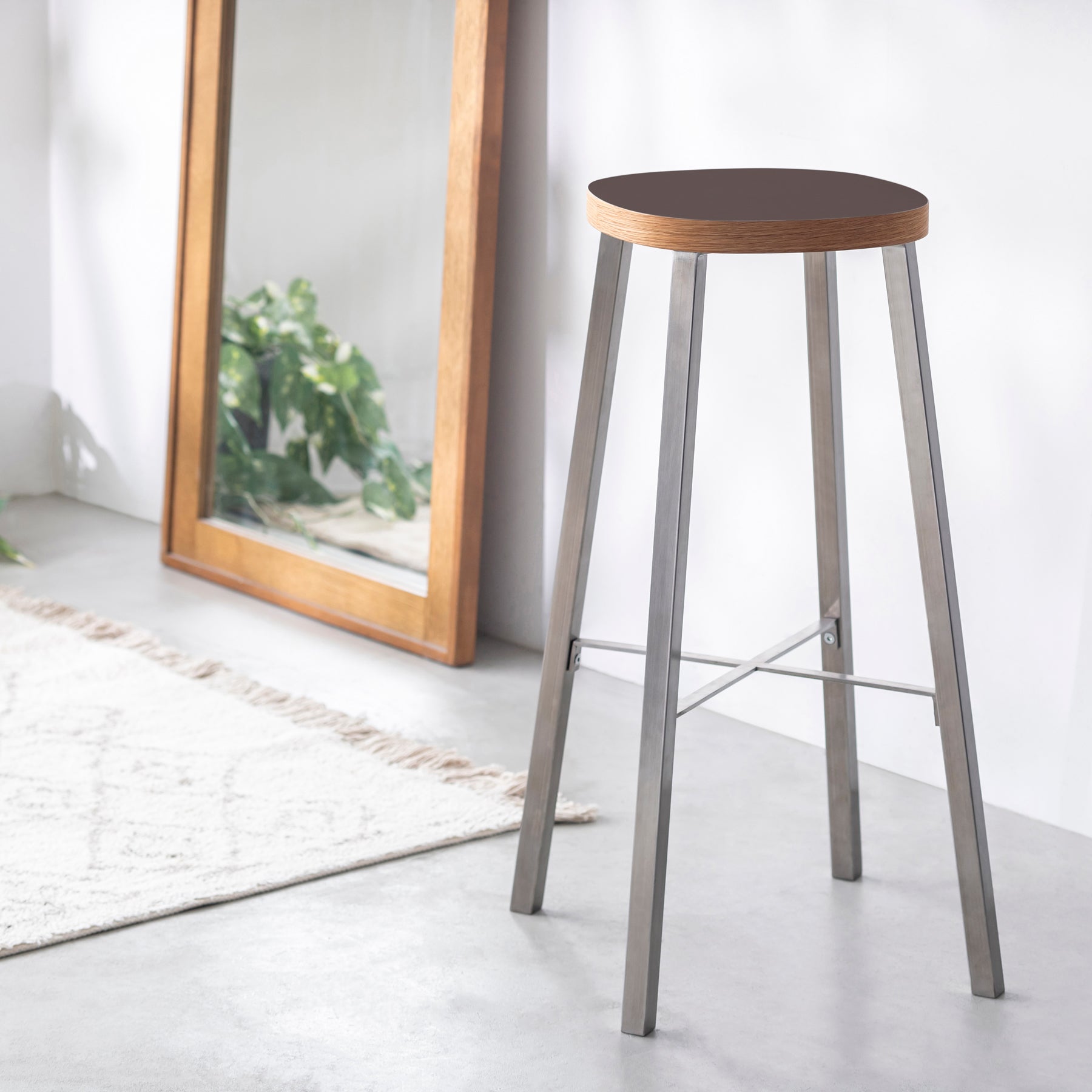 KanademonoのリノリウムMauve Squircle座面とステンレスのSlant_Bar脚を合わせたシンプルモダンなHighスツール（使用例）