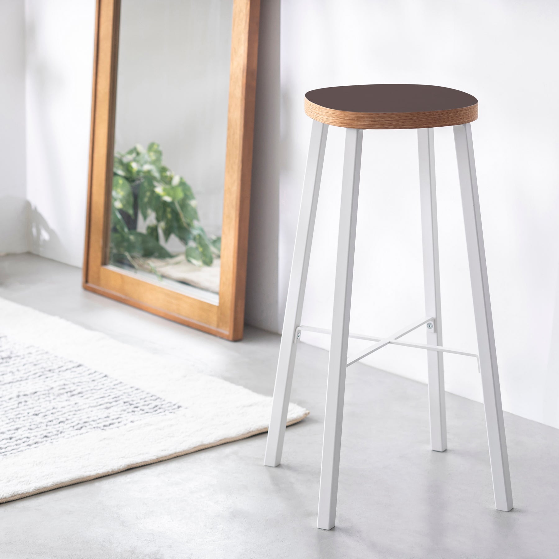 KanademonoのリノリウムMauve Squircle座面とホワイトのSlant_Bar脚を合わせたシンプルモダンなHighスツール（使用例）