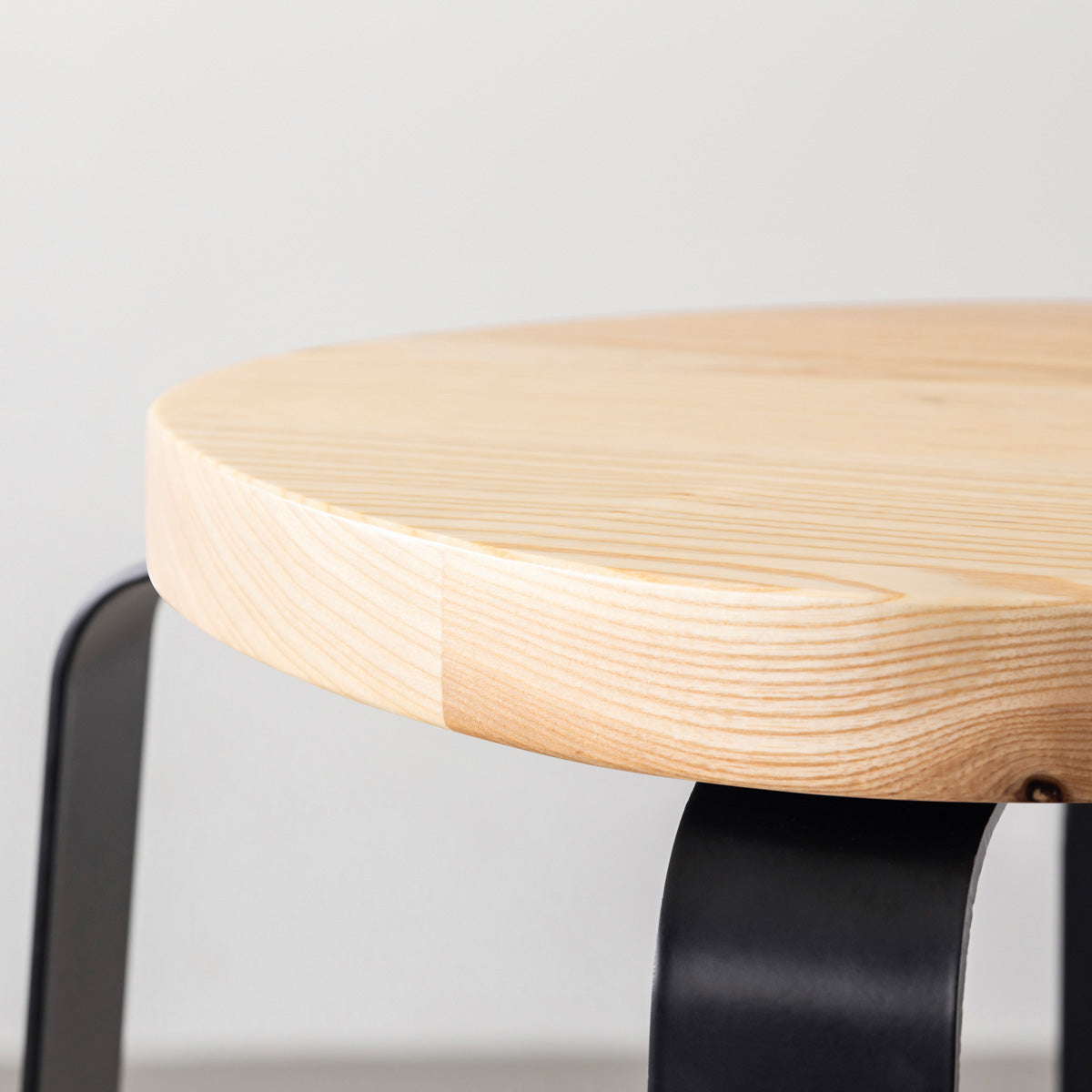 KANADEMONOの無垢ホワイトアッシュSquircle座面とブラックのCross Plate脚を合わせたシンプルモダンなハイスツール（座面側面）