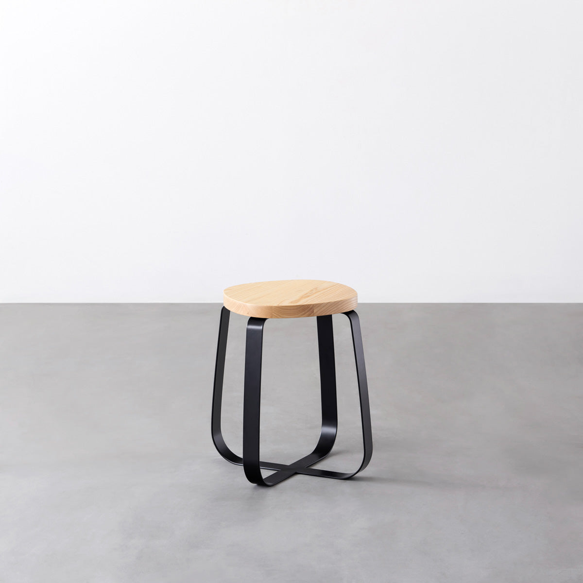 KANADEMONOの無垢ホワイトアッシュSquircle座面とブラックのCross Plate脚を合わせたシンプルモダンなスツール
