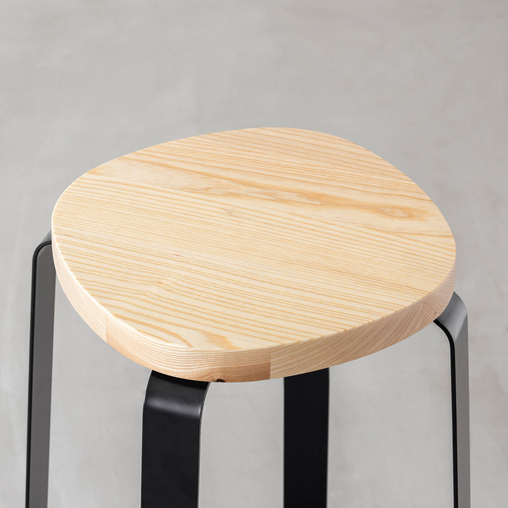 KANADEMONOの無垢ホワイトアッシュSquircle座面とブラックのCross Plate脚を合わせたシンプルモダンなスツール（座面）