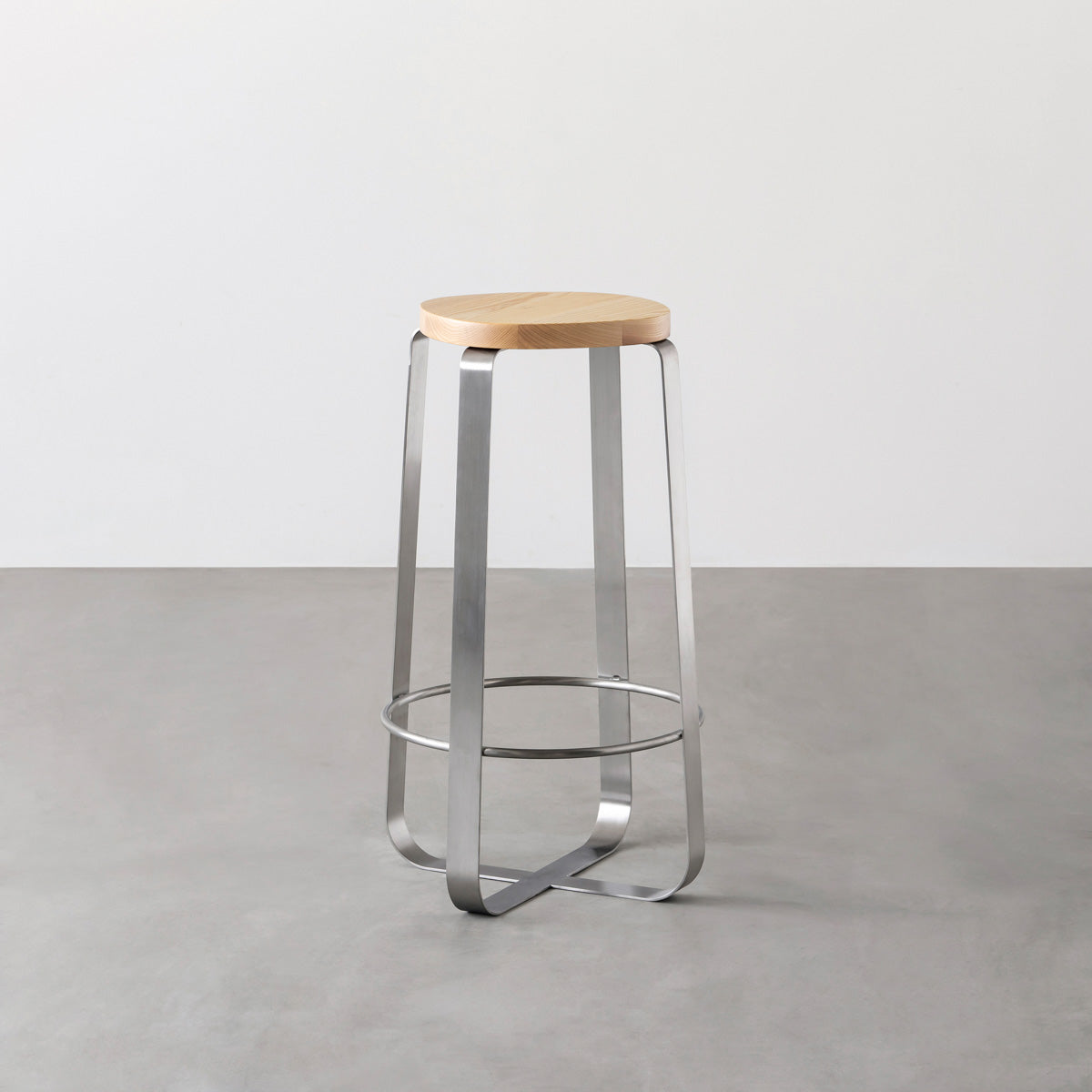 KANADEMONOの無垢ホワイトアッシュSquircle座面とステンレスのCross Plate脚を合わせたシンプルモダンなハイスツール