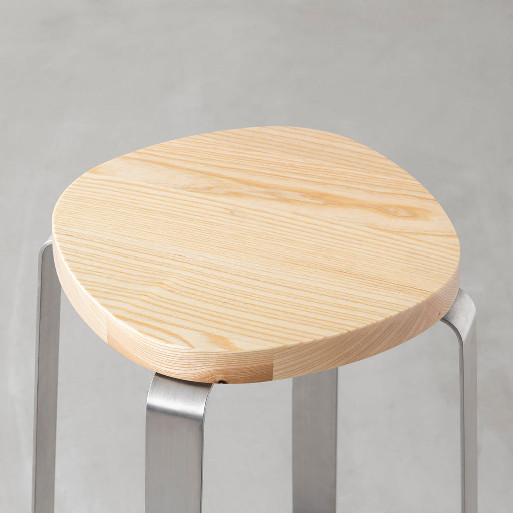 KANADEMONOの無垢ホワイトアッシュSquircle座面とステンレスのCross Plate脚を合わせたシンプルモダンなハイスツール（座面）