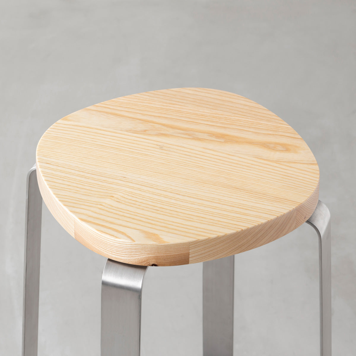 KANADEMONOの無垢ホワイトアッシュSquircle座面とステンレスのCross Plate脚を合わせたシンプルモダンなハイスツール（座面）
