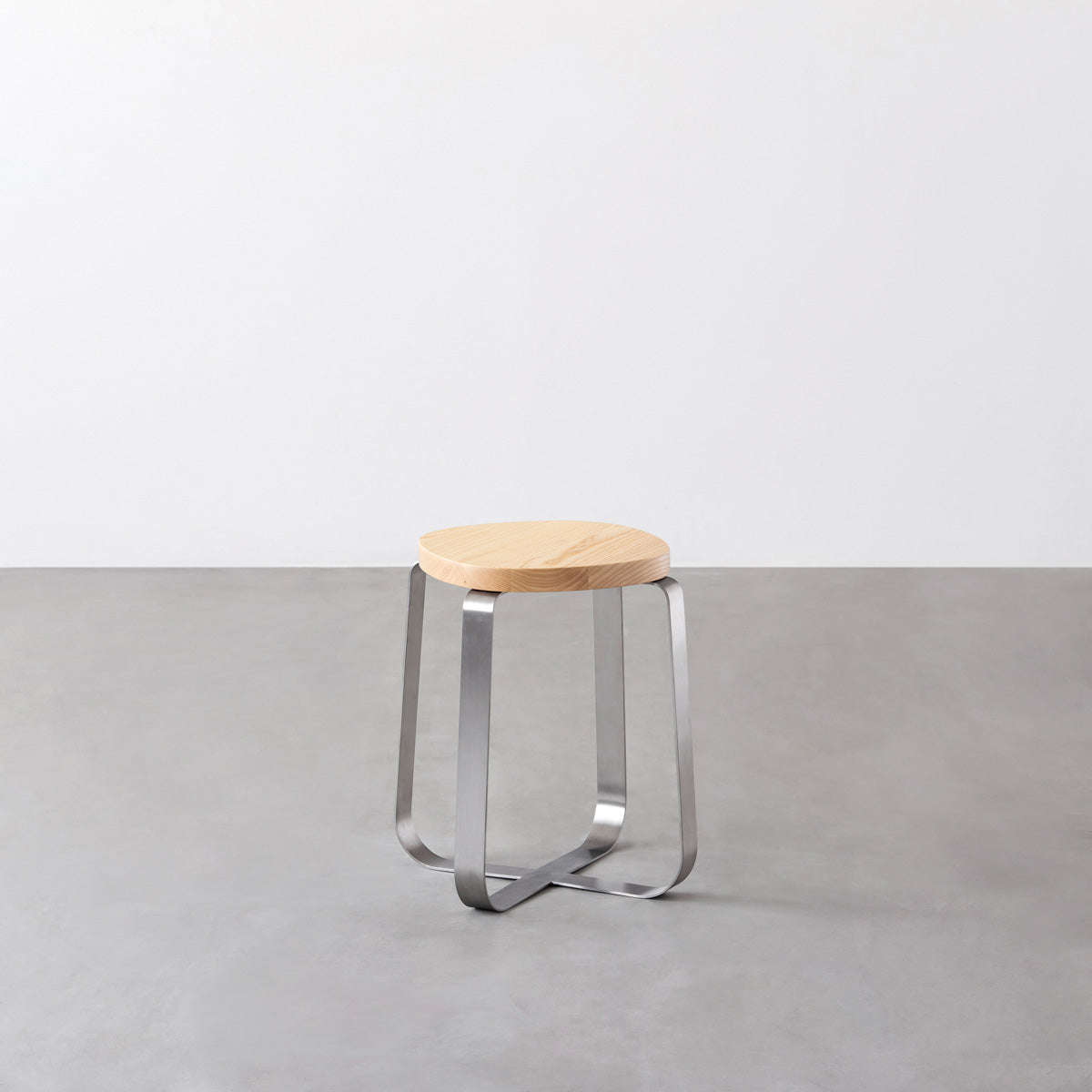 KANADEMONOの無垢ホワイトアッシュSquircle座面とステンレスのCross Plate脚を合わせたシンプルモダンなスツール