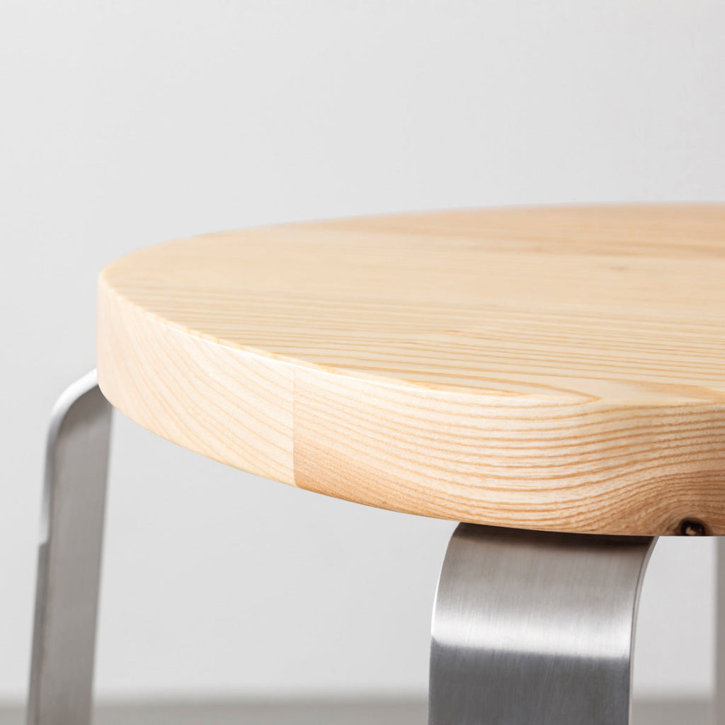 KANADEMONOの無垢ホワイトアッシュSquircle座面とステンレスのCross Plate脚を合わせたシンプルモダンなスツール（座面側面）