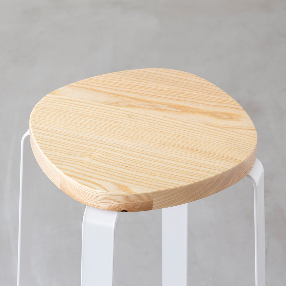 KANADEMONOの無垢ホワイトアッシュSquircle座面とホワイトのCross Plate脚を合わせたシンプルモダンなハイスツール（座面）