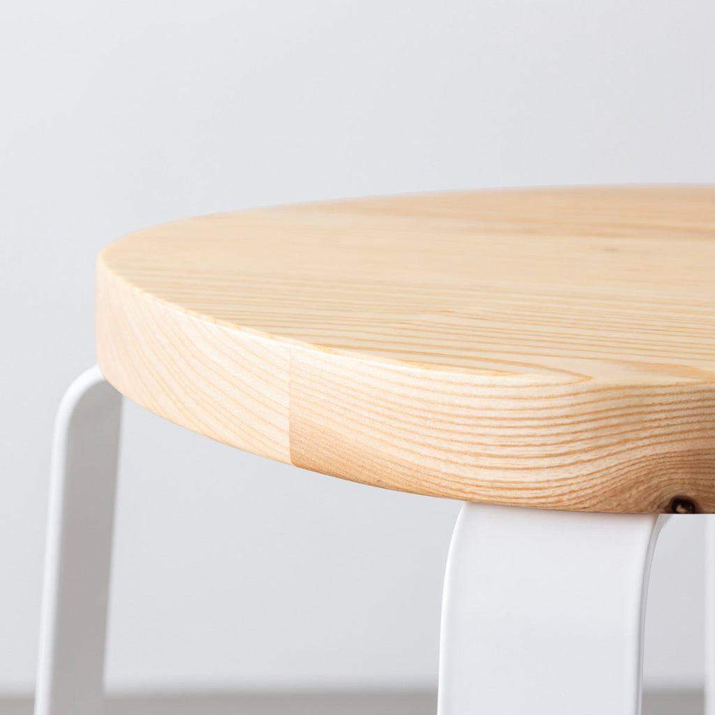 KANADEMONOの無垢ホワイトアッシュSquircle座面とホワイトのCross Plate脚を合わせたシンプルモダンなハイスツール（座面側面）