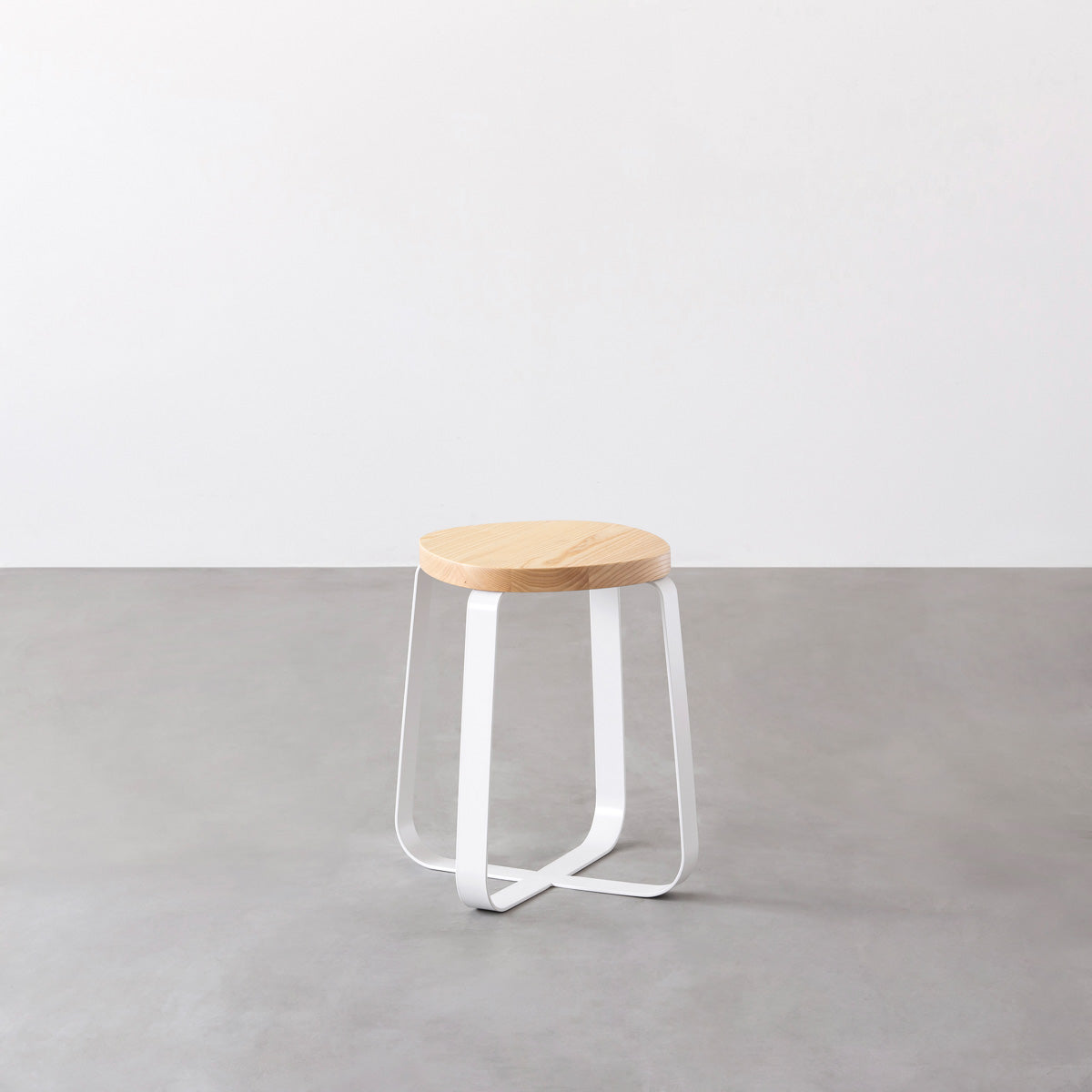 KANADEMONOの無垢ホワイトアッシュSquircle座面とホワイトのCross Plate脚を合わせたシンプルモダンなスツール
