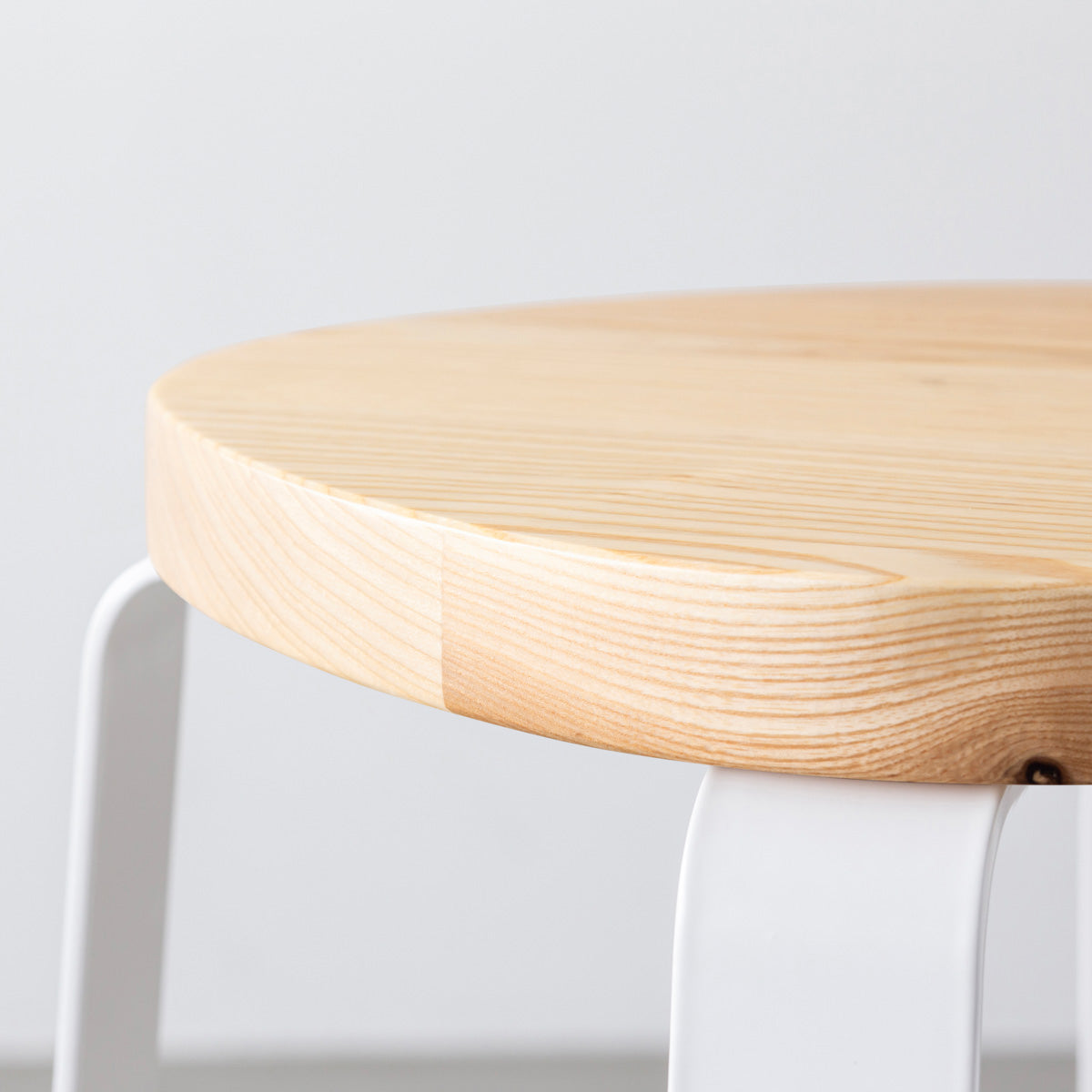 KANADEMONOの無垢ホワイトアッシュSquircle座面とホワイトのCross Plate脚を合わせたシンプルモダンなスツール（座面側面）