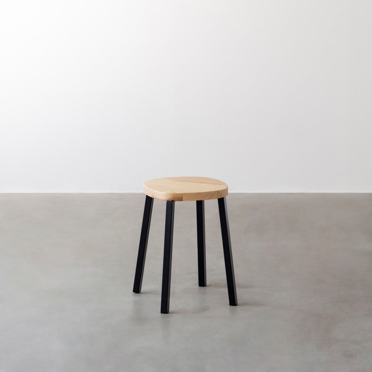 KANADEMONOの無垢ホワイトアッシュSquircle座面とブラックのSlant Bar脚を合わせたシンプルモダンなスツール
