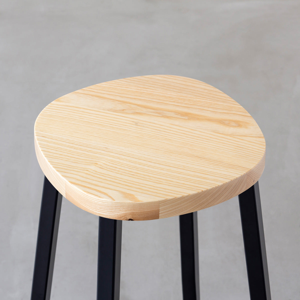 KANADEMONOの無垢ホワイトアッシュSquircle座面とブラックのSlant Bar脚を合わせたシンプルモダンなスツール（座面）