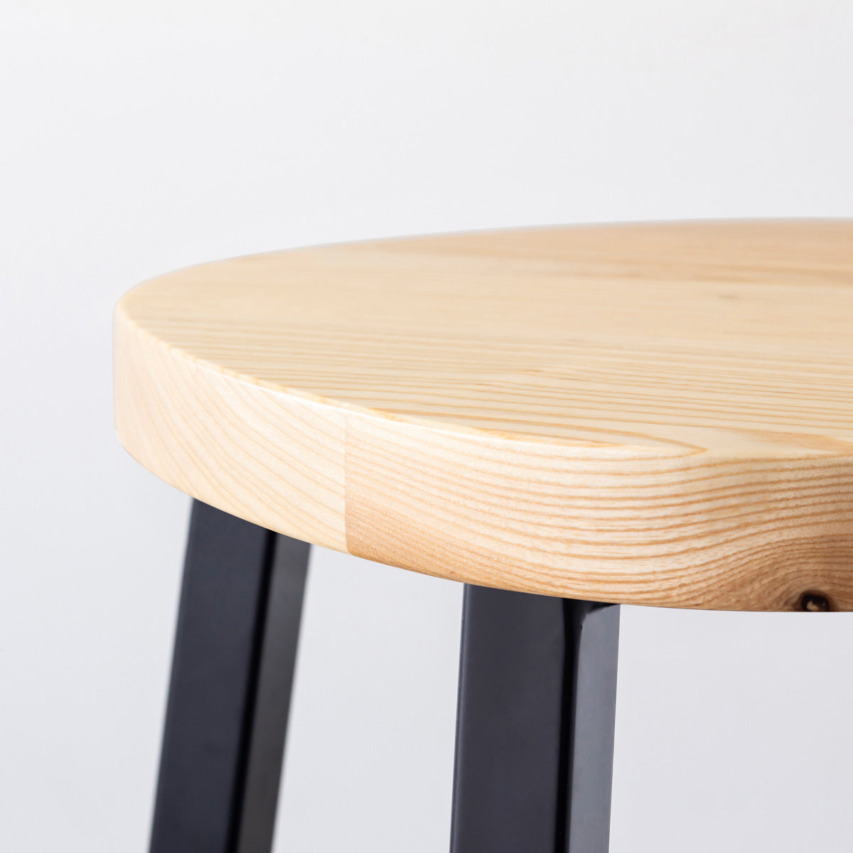 KANADEMONOの無垢ホワイトアッシュSquircle座面とブラックのSlant Bar脚を合わせたシンプルモダンなスツール（座面側面）