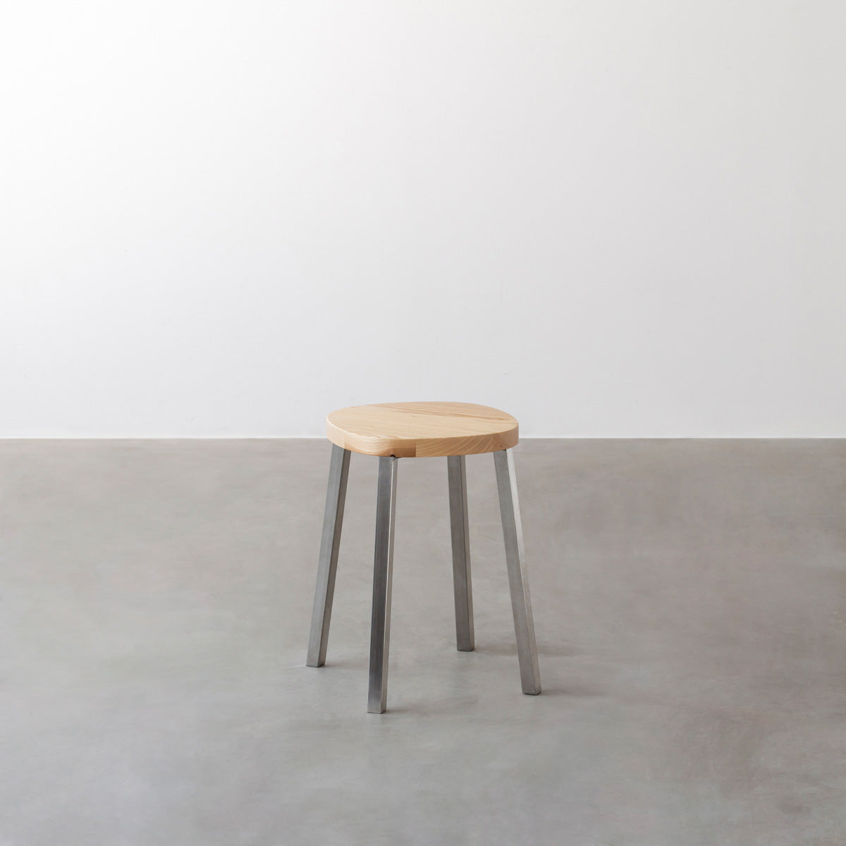 KANADEMONOの無垢ホワイトアッシュSquircle座面とステンレスのSlant Bar脚を合わせたシンプルモダンなスツール