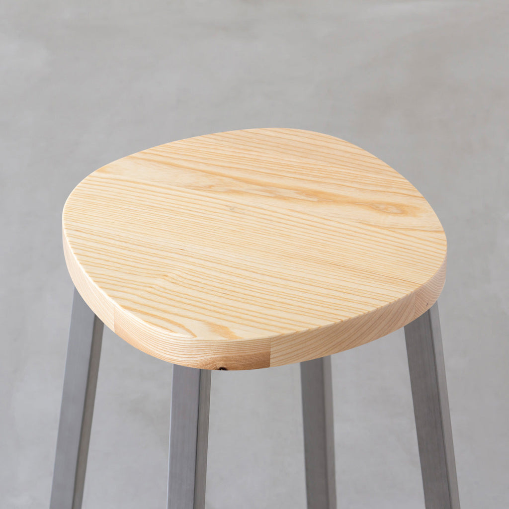 KANADEMONOの無垢ホワイトアッシュSquircle座面とステンレスのSlant Bar脚を合わせたシンプルモダンなスツール（座面）