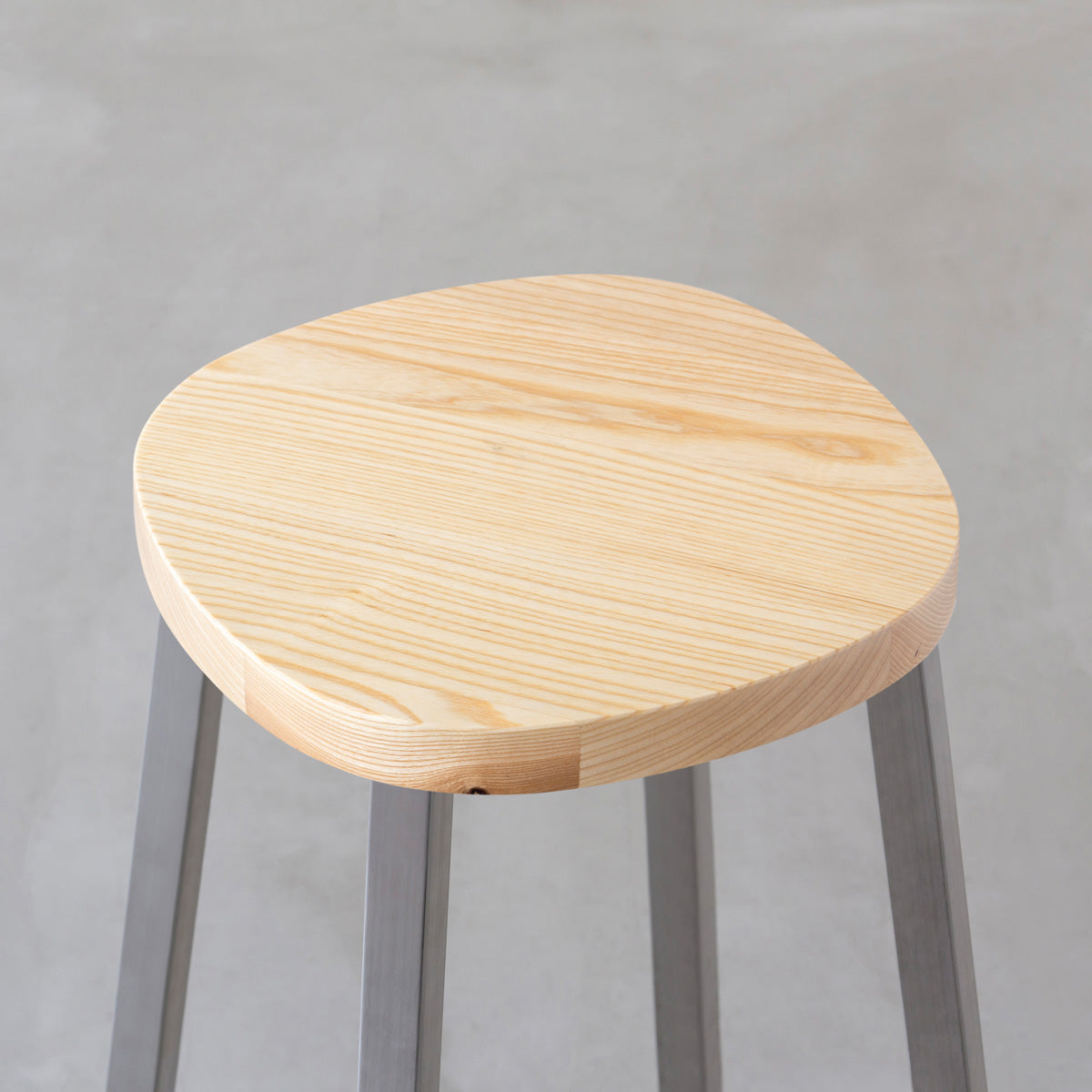 KANADEMONOの無垢ホワイトアッシュSquircle座面とステンレスのSlant Bar脚を合わせたシンプルモダンなスツール（座面）