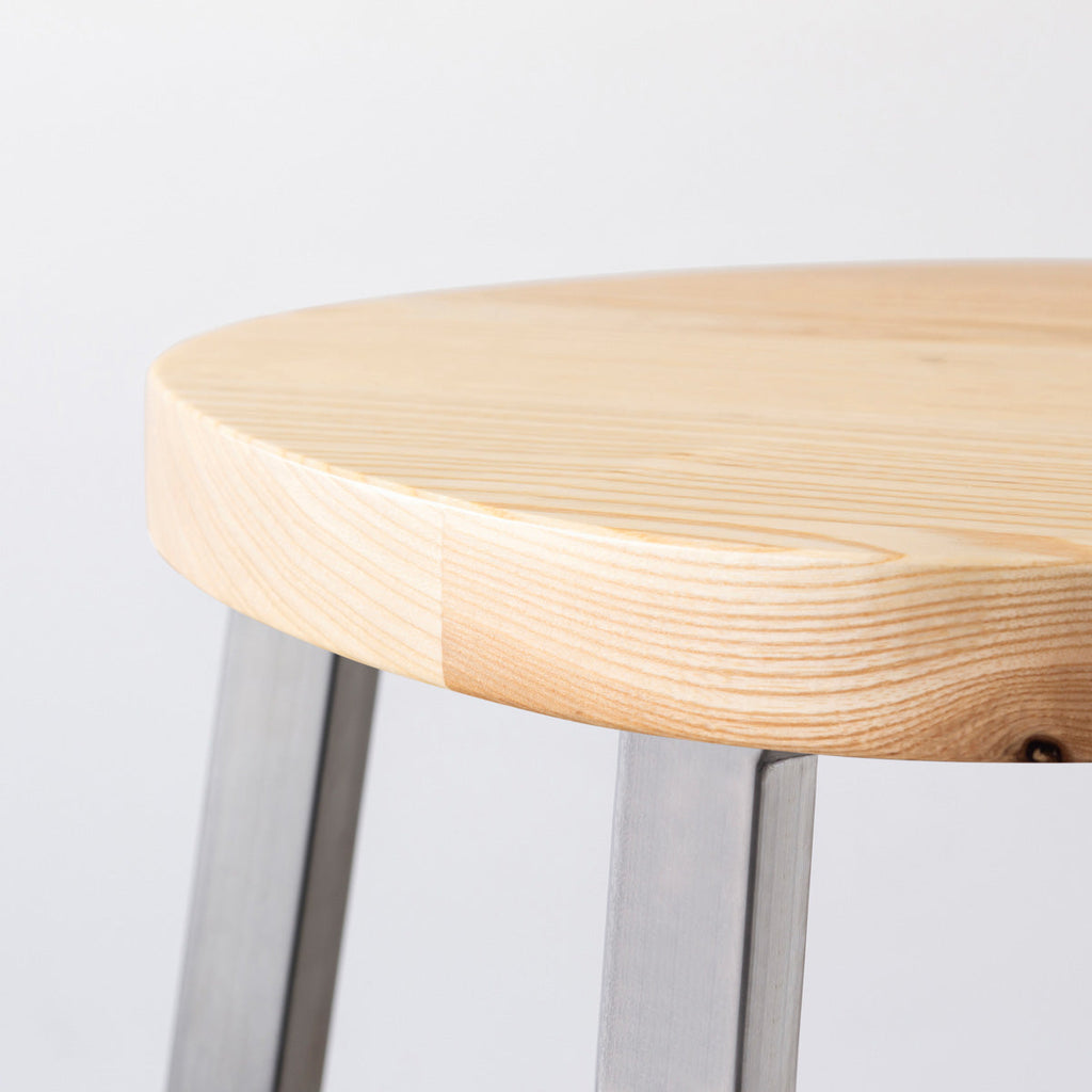 KANADEMONOの無垢ホワイトアッシュSquircle座面とステンレスのSlant Bar脚を合わせたシンプルモダンなスツール（座面側面）