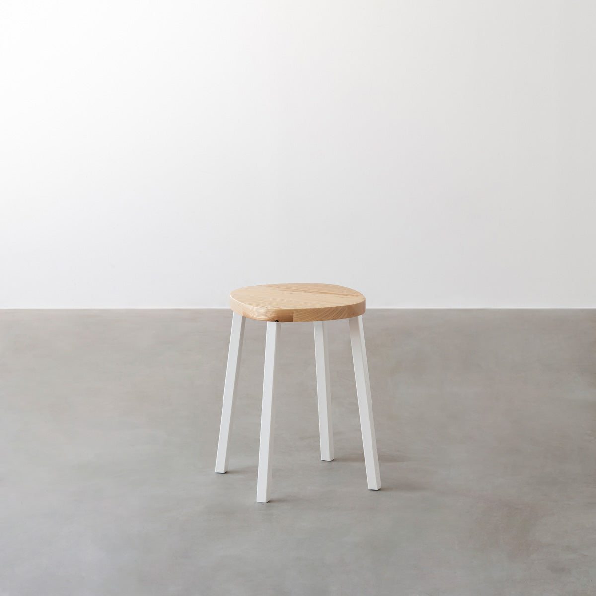 KANADEMONOの無垢ホワイトアッシュSquircle座面とホワイトのSlant Bar脚を合わせたシンプルモダンなスツール