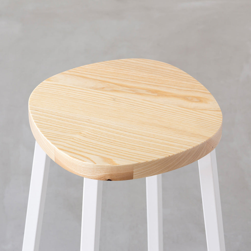 KANADEMONOの無垢ホワイトアッシュSquircle座面とホワイトのSlant Bar脚を合わせたシンプルモダンなスツール（座面）