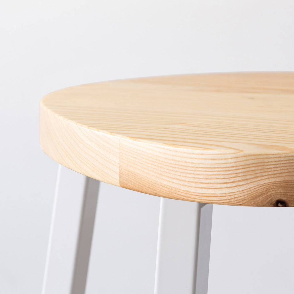 KANADEMONOの無垢ホワイトアッシュSquircle座面とホワイトのSlant Bar脚を合わせたシンプルモダンなスツール（座面側面）