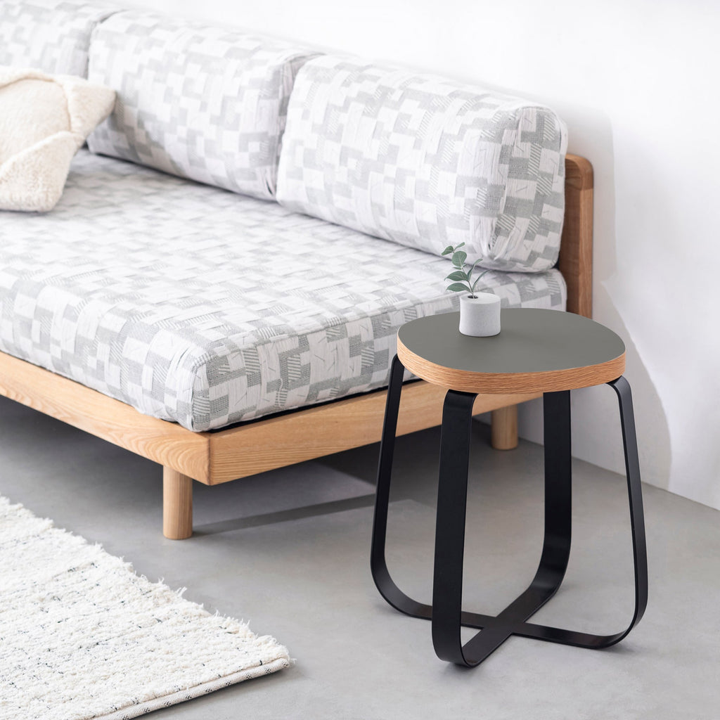 KanademonoのリノリウムPewter Squircle座面とブラックのCross Plate脚を合わせたシンプルモダンなスツール（使用例）