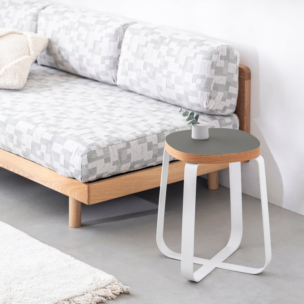 KanademonoのリノリウムPewter Squircle座面とホワイトのCross Plate脚を合わせたシンプルモダンなスツール（使用例）