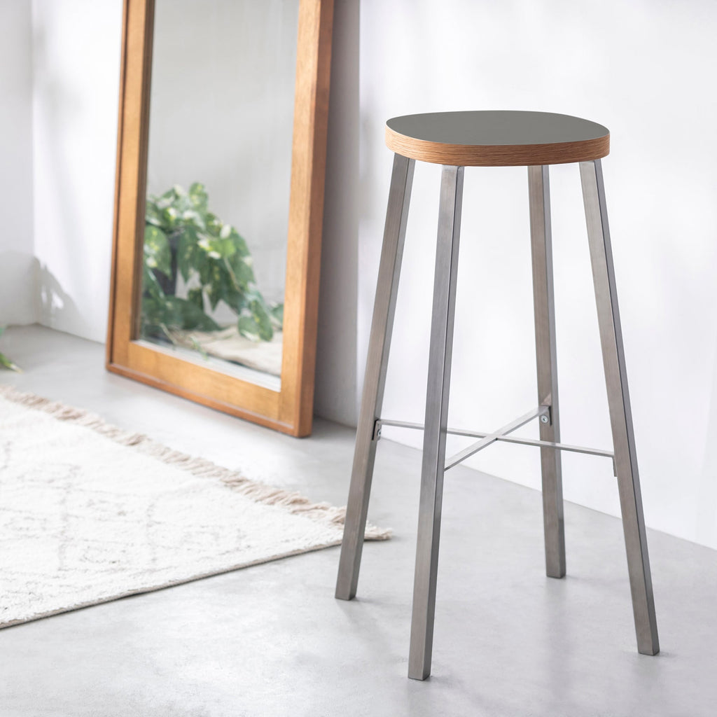 KanademonoのリノリウムPewter Squircle座面とステンレスのSlant_Bar脚を合わせたシンプルモダンなHighスツール（使用例）