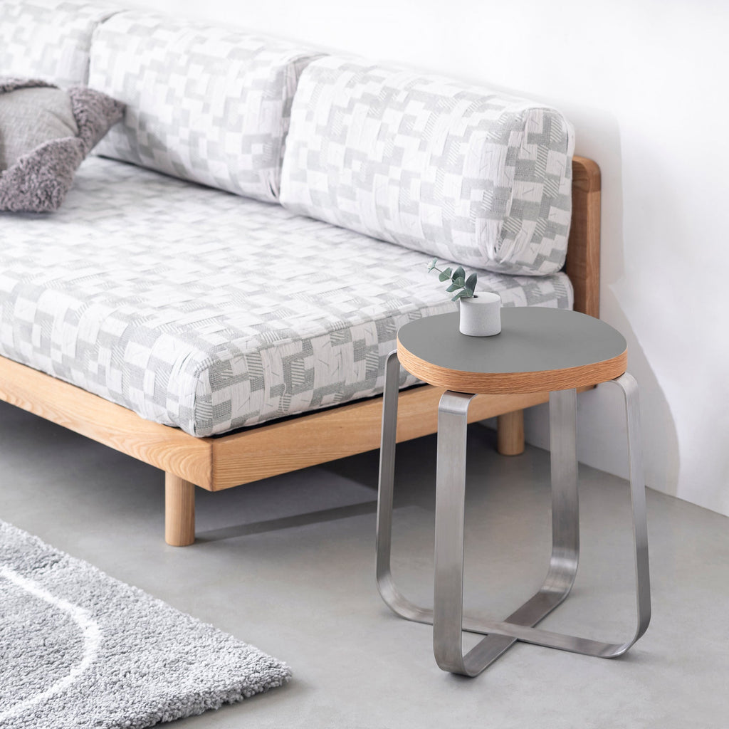 KanademonoのリノリウムAsh Squircle座面とステンレスのCross Plate脚を合わせたシンプルモダンなスツール（使用例）