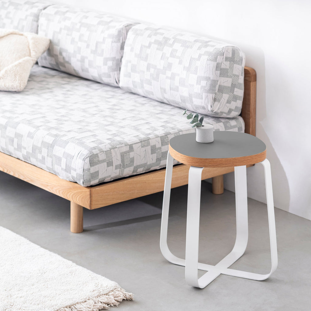 KanademonoのリノリウムAsh Squircle座面とホワイトのCross Plate脚を合わせたシンプルモダンなスツール