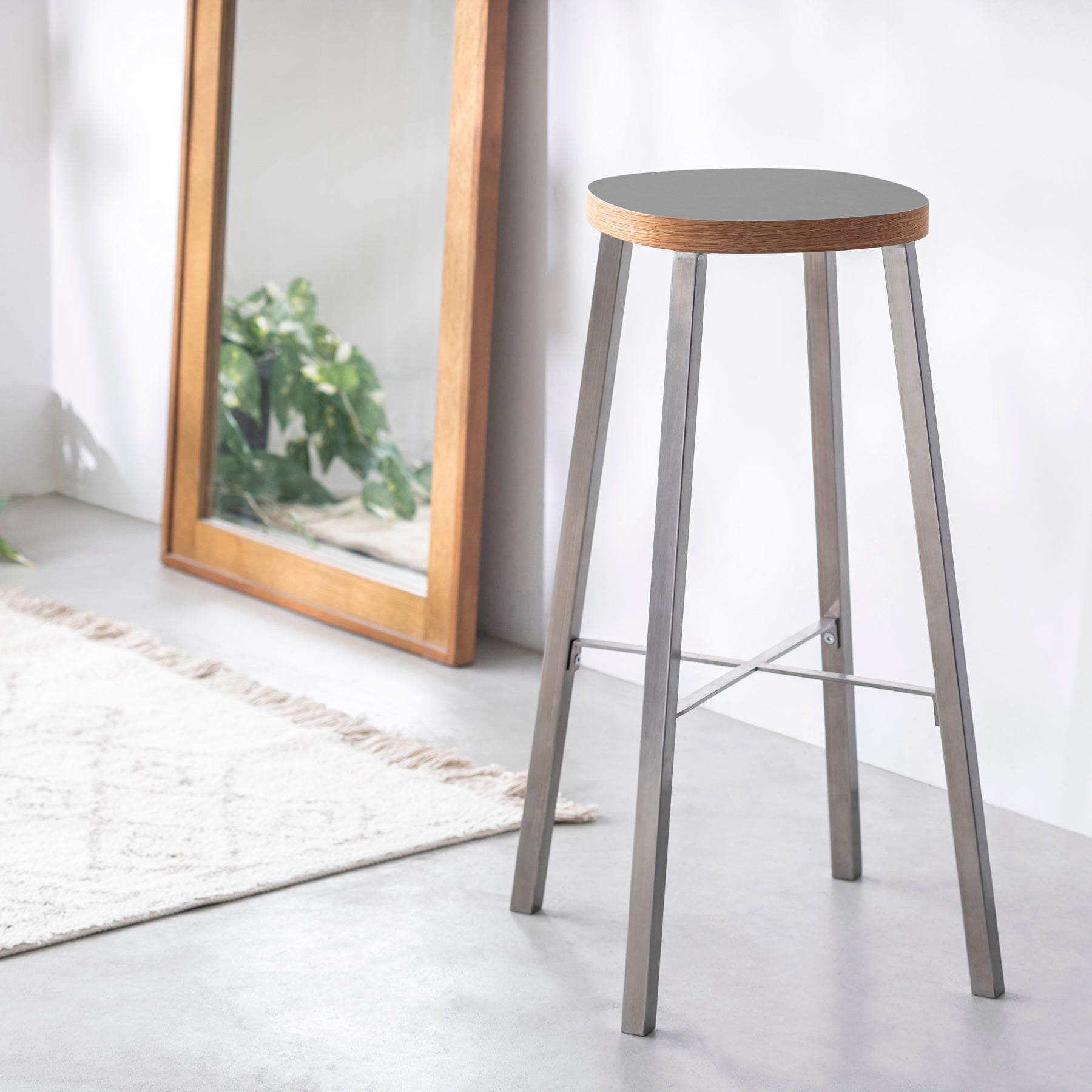 KanademonoのリノリウムAsh Round座面とステンレスのSlant_Bar脚を合わせたシンプルモダンなHighスツール（使用例）