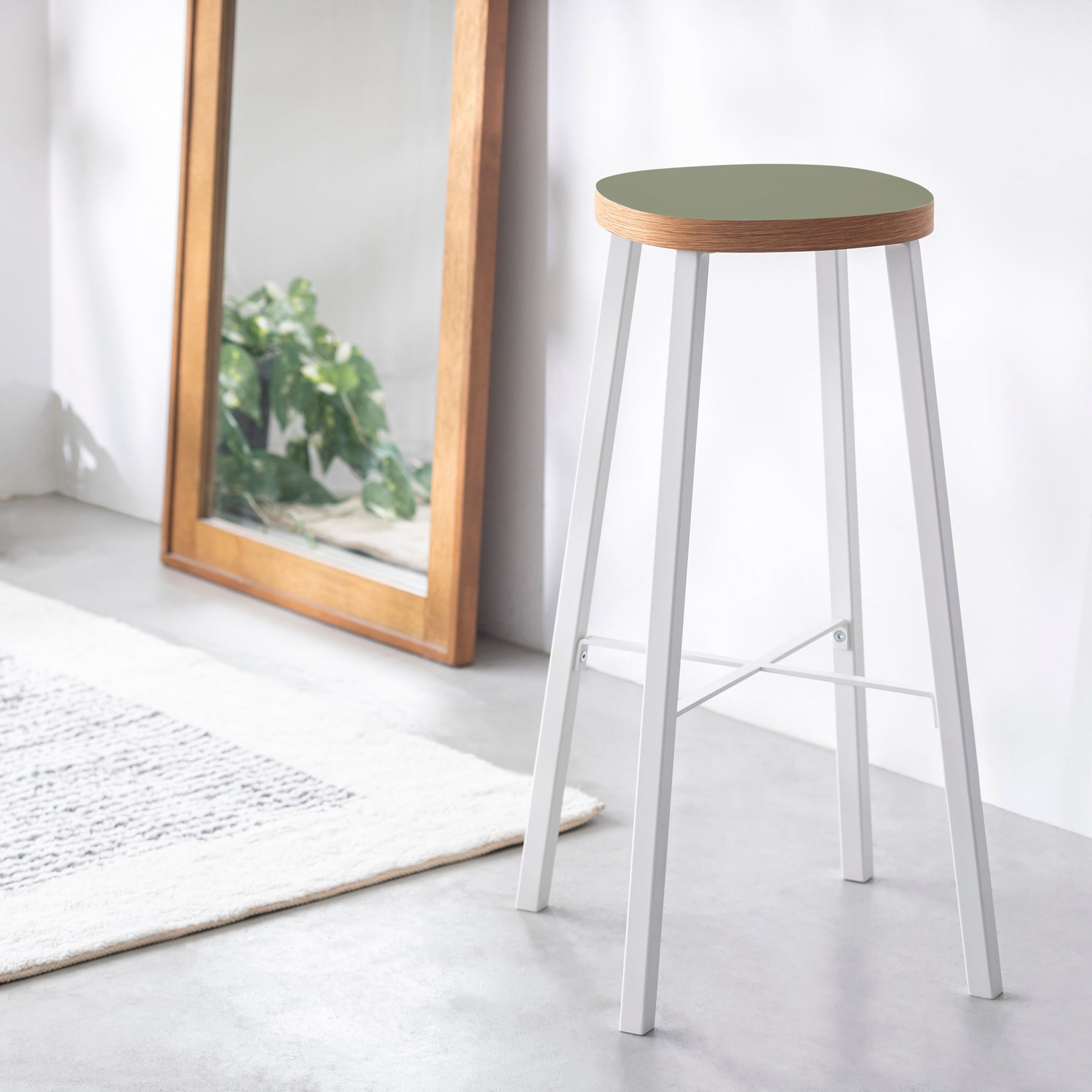 KanademonoのリノリウムOlive Squircle座面とホワイトのSlant_Bar脚を合わせたシンプルモダンなHighスツール（使用例）