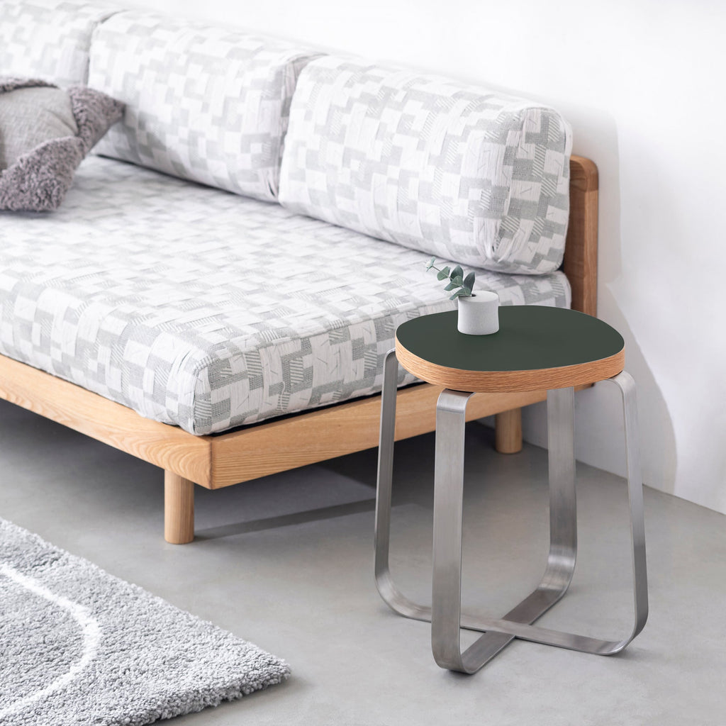 KanademonoのリノリウムConifer Squircle座面とステンレスのCross Plate脚を合わせたシンプルモダンなスツールの使用例