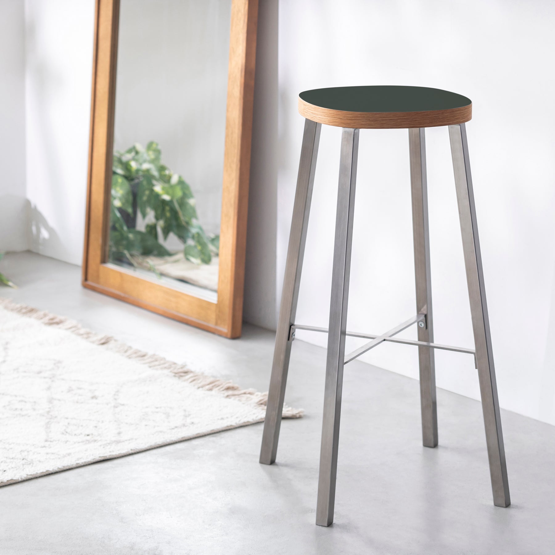KanademonoのリノリウムConifer Squircle座面とステンレスのSlant_Bar脚を合わせたシンプルモダンなHighスツール（使用例）