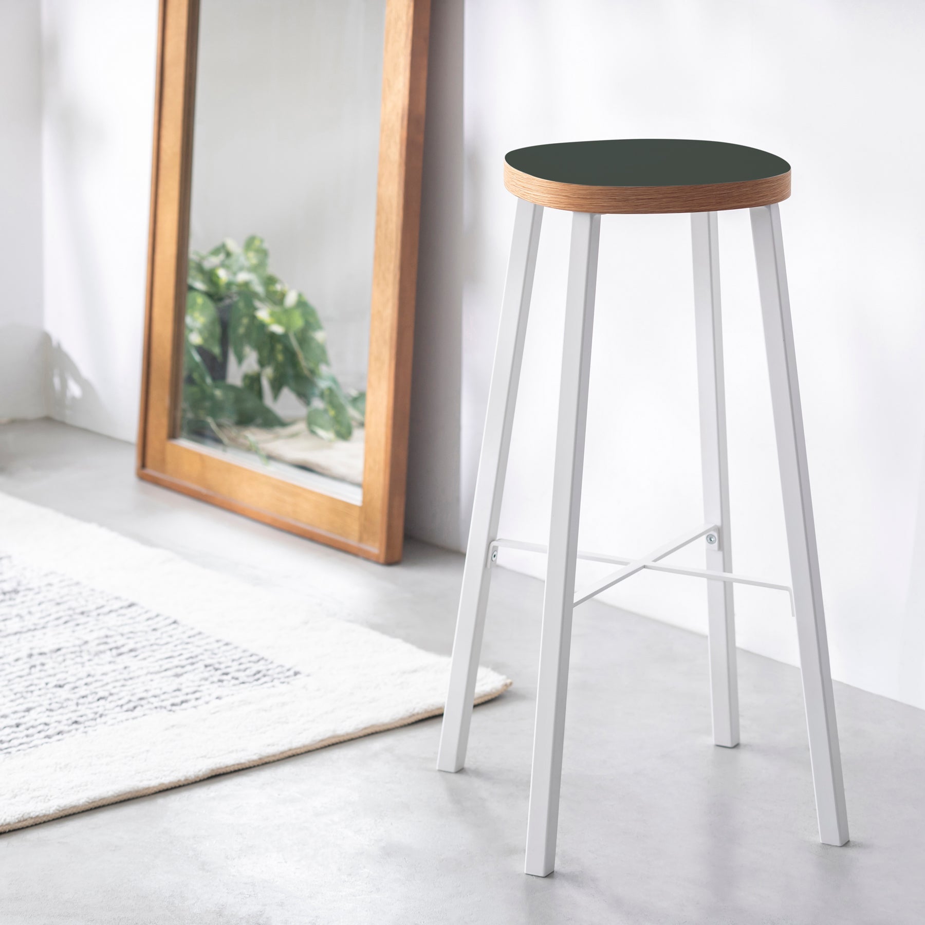 KanademonoのリノリウムConifer Squircle座面とホワイトのSlant_Bar脚を合わせたシンプルモダンなHighスツールの使用例