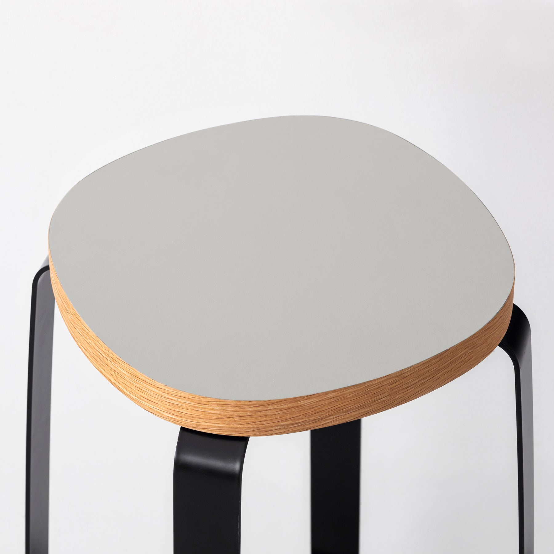 KanademonoのリノリウムPebble Squircle座面とブラックのCross Plate脚を合わせたシンプルモダンなスツール（座面）