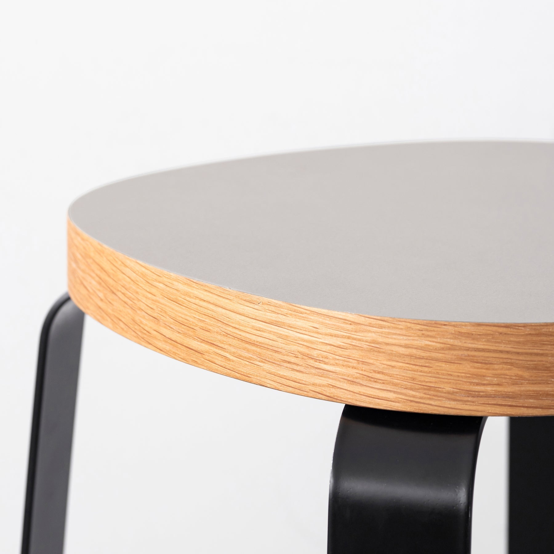 KanademonoのリノリウムPebble Squircle座面とブラックのCross Plate脚を合わせたシンプルモダンなスツール（座面側面）