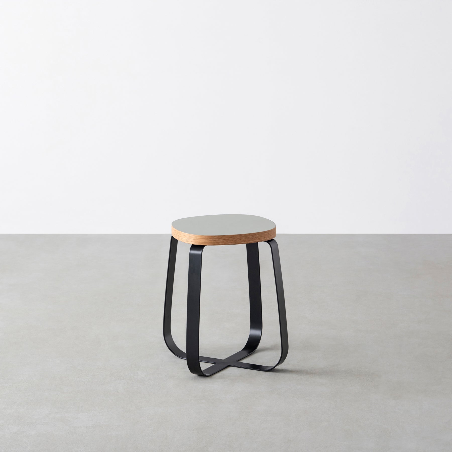 KanademonoのリノリウムPebble Squircle座面とブラックのCross Plate脚を合わせたシンプルモダンなスツール