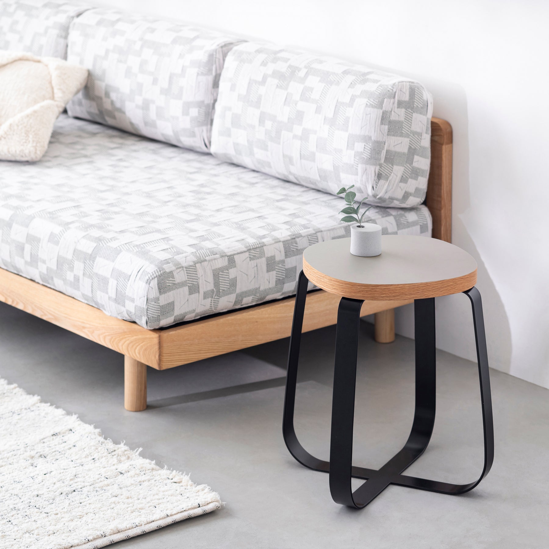 KanademonoのリノリウムPebble Squircle座面とブラックのCross Plate脚を合わせたシンプルモダンなスツール（使用例）