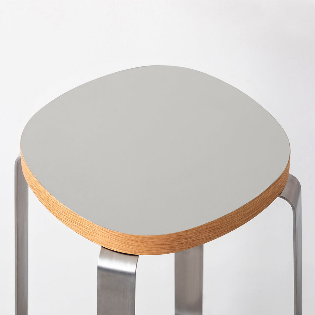 KanademonoのリノリウムPebble Squircle座面とステンレスのCross_Plate脚を合わせたシンプルモダンなHighスツール（座面）