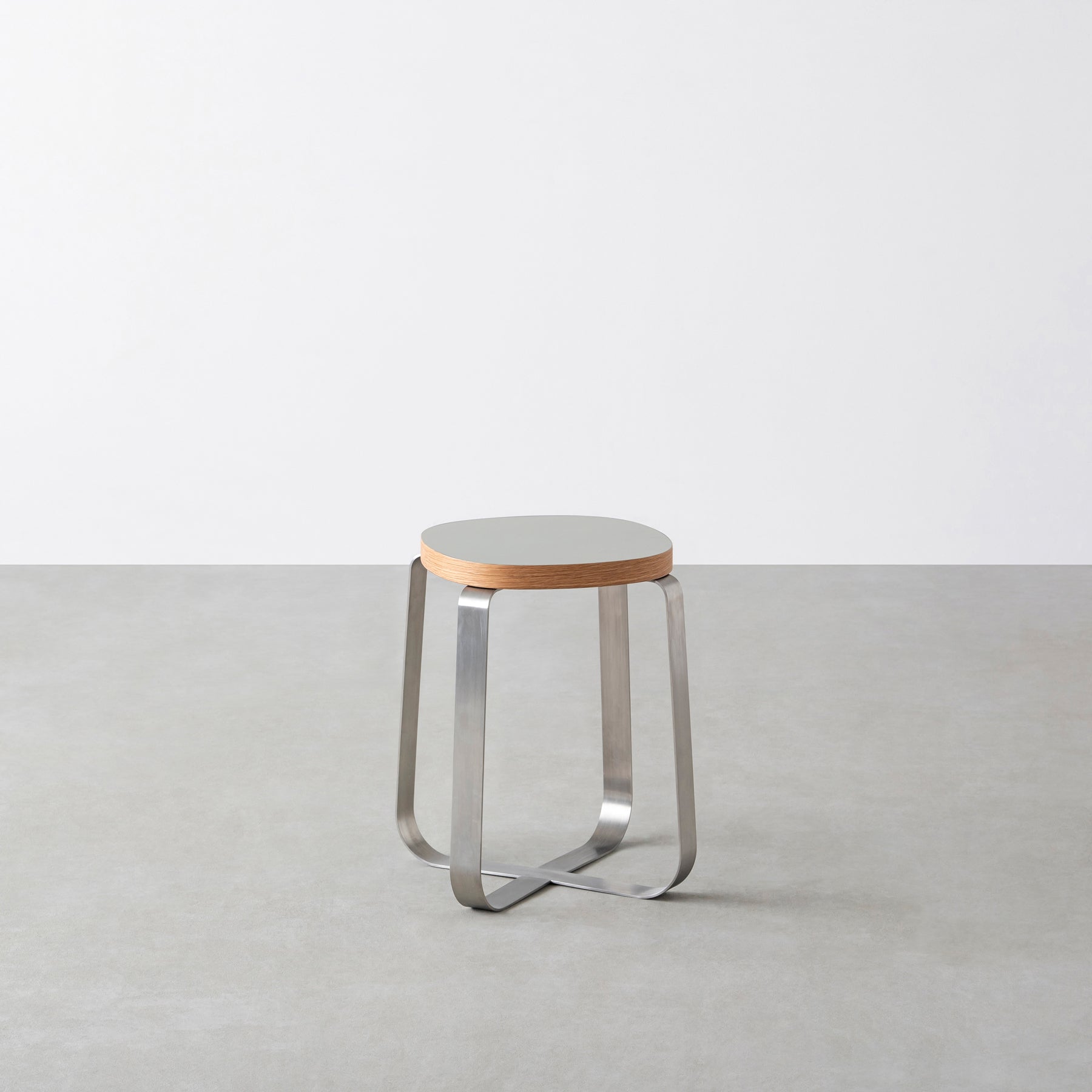 KanademonoのリノリウムPebble Squircle座面とステンレスのCross Plate脚を合わせたシンプルモダンなスツール