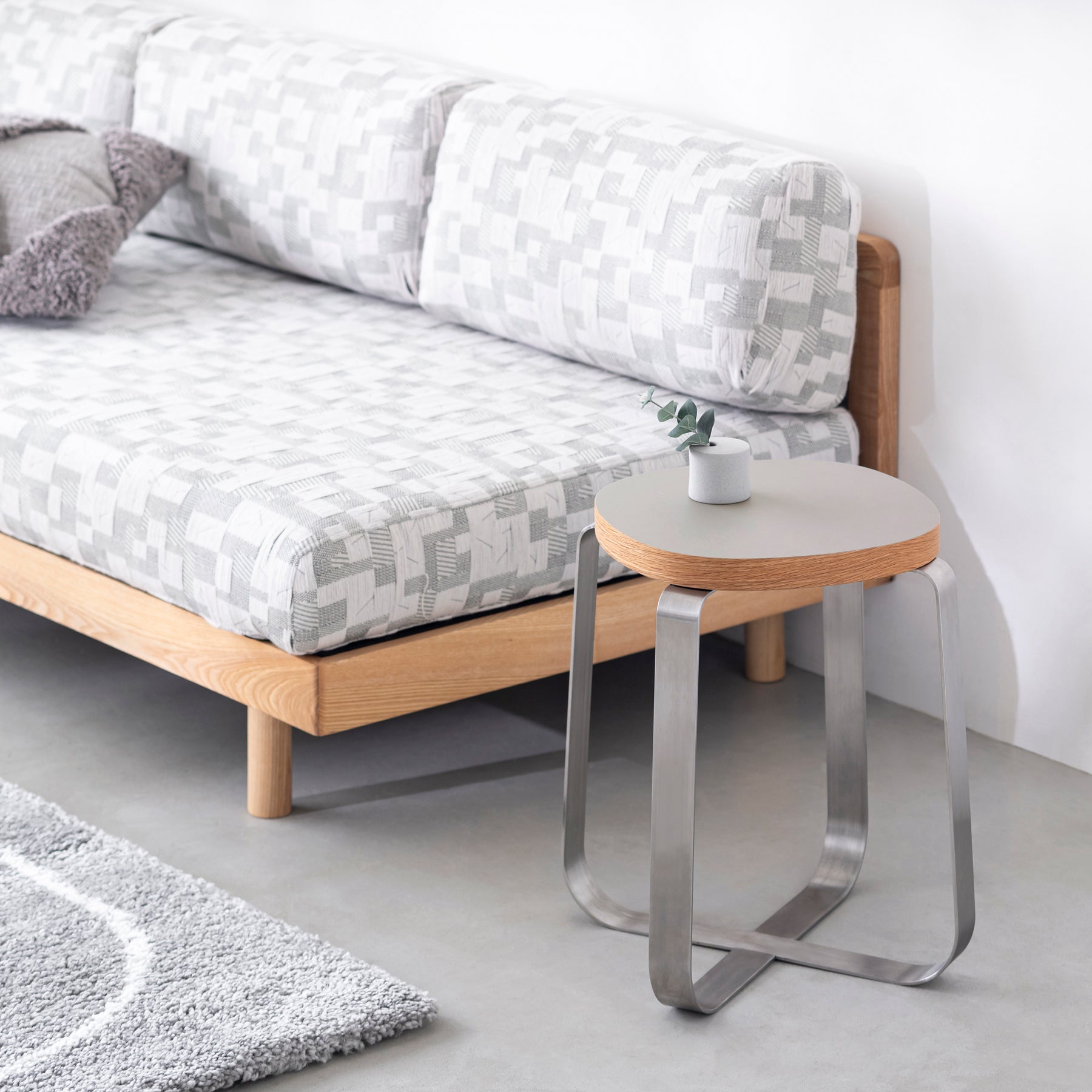 KanademonoのリノリウムPebble Squircle座面とステンレスのCross Plate脚を合わせたシンプルモダンなスツール（使用例）